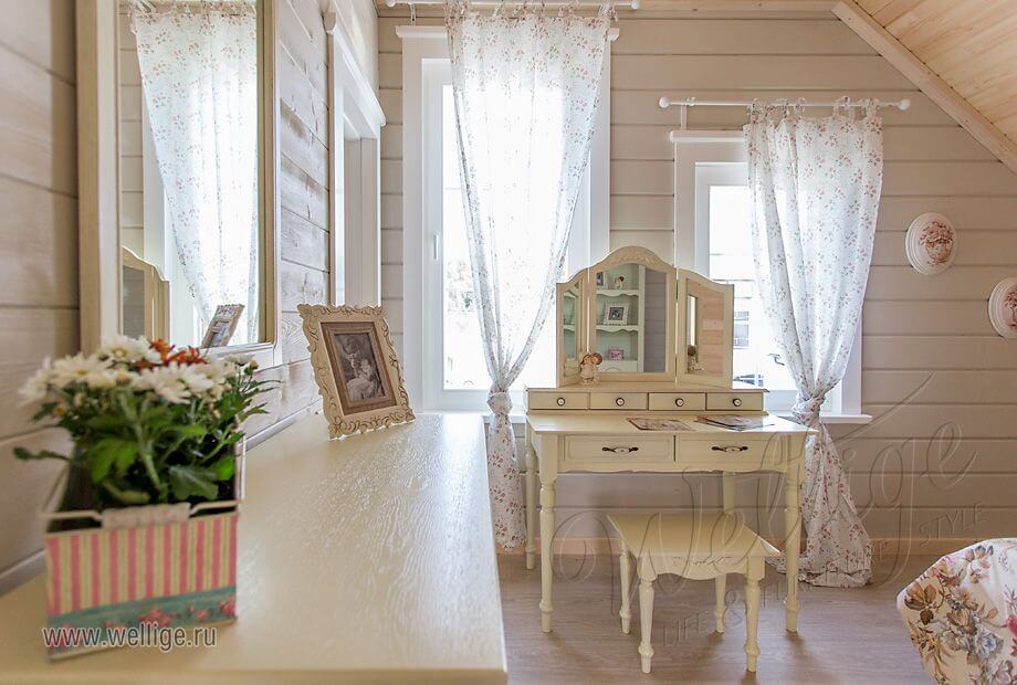 Зеркало в стиле прованс в просторной спальне