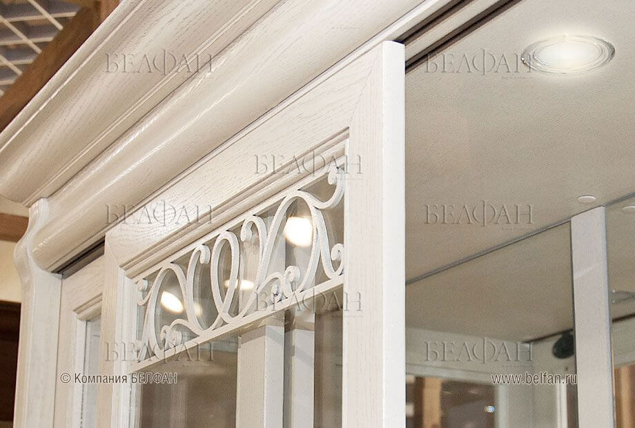 Деревянные шкафы-витрины 