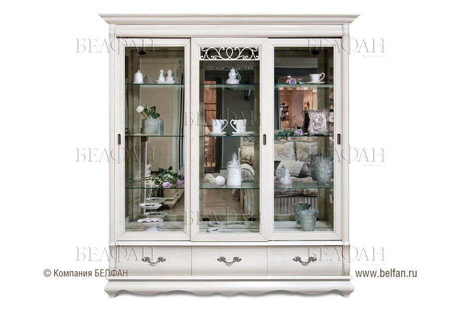 Как выбирать шкаф-витрину в классическом стиле