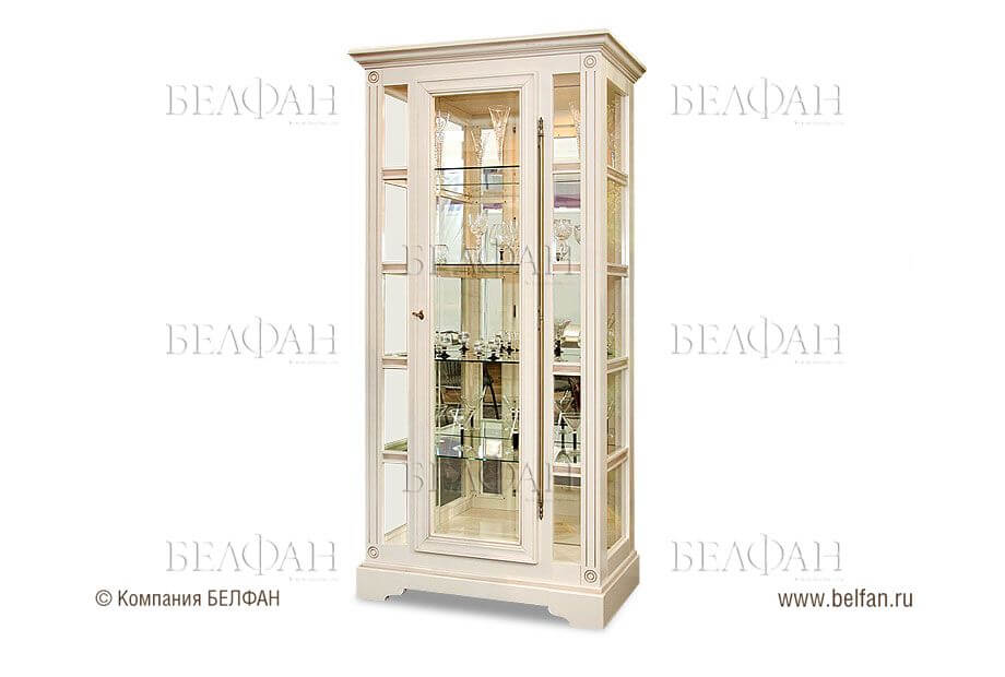 Шкаф-витрина классического типа