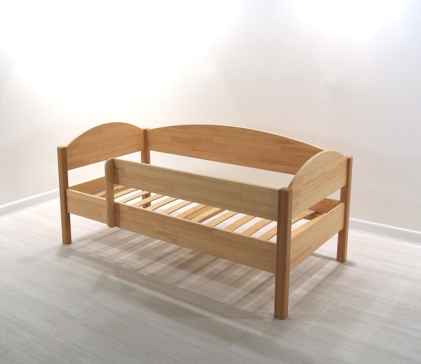 Кровать из массива дерева прочна и долговечна