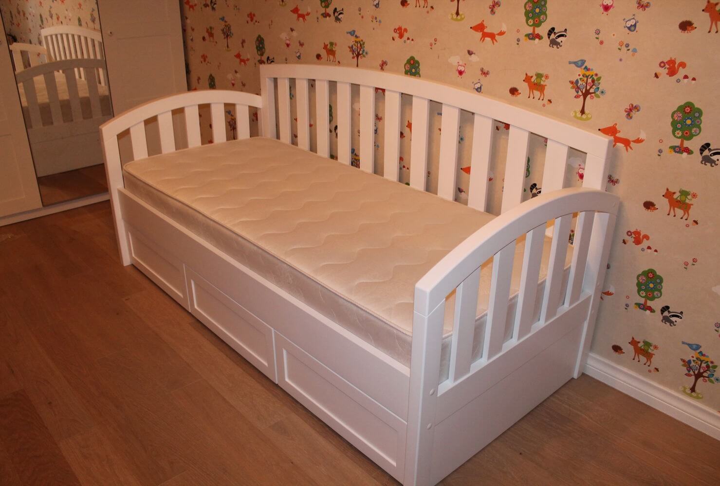 Чем хороша детская кровать из массива бука