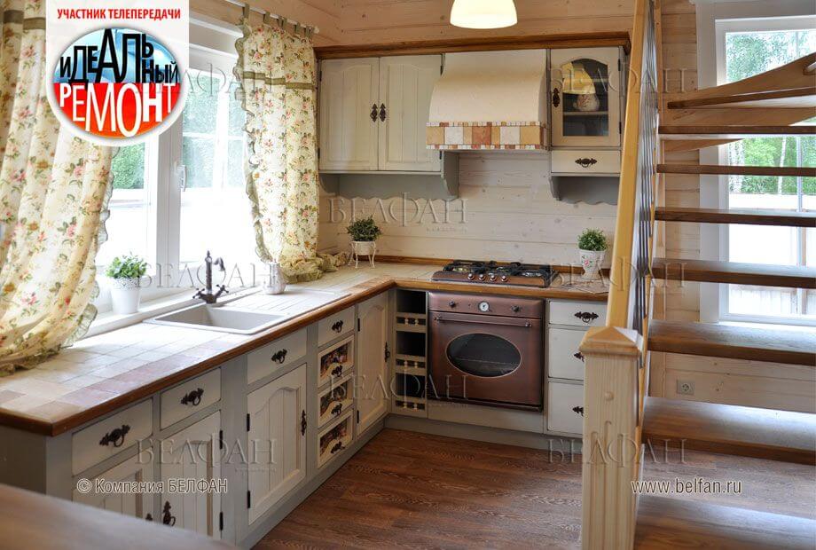 Интерьер кухни бело-коричневого цвета