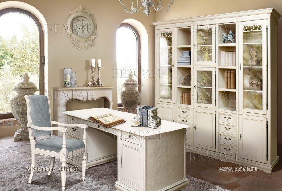 Кресло в кабинете