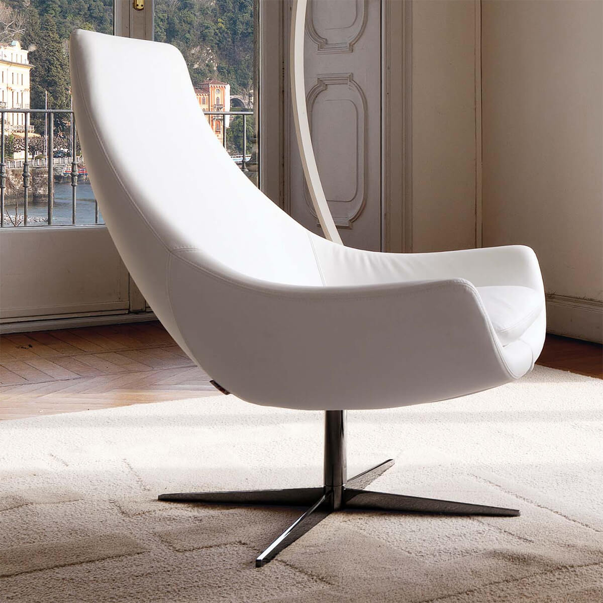 Стильное кресло на одной ножке