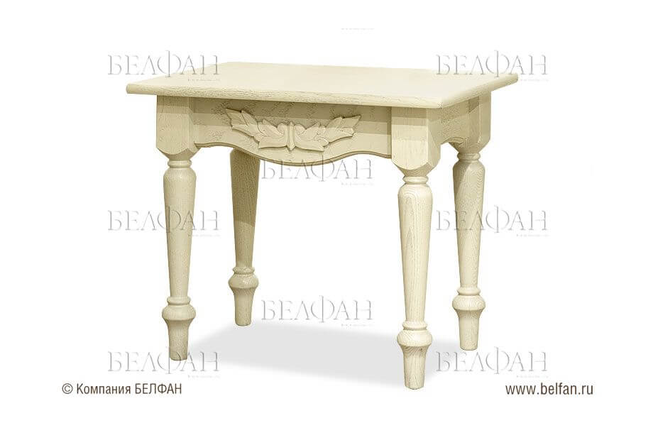 Модель с небольшим столиком