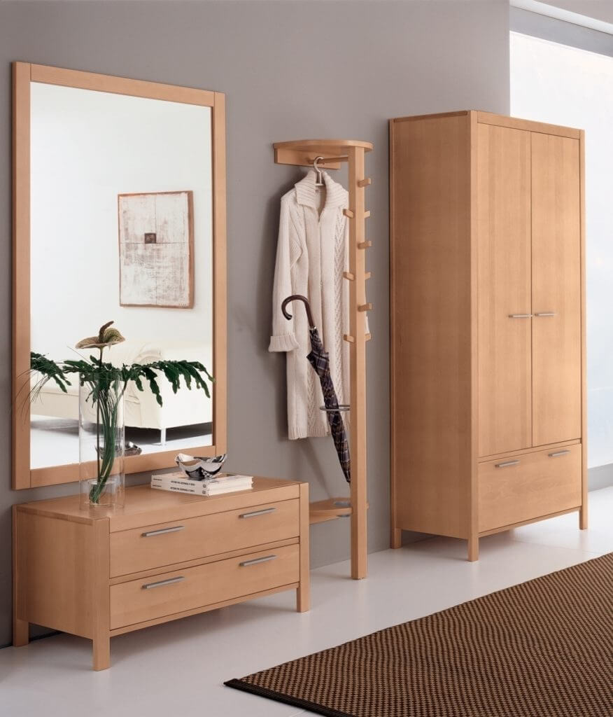 Полезные советы по оформлению интерьера прихожей из массива