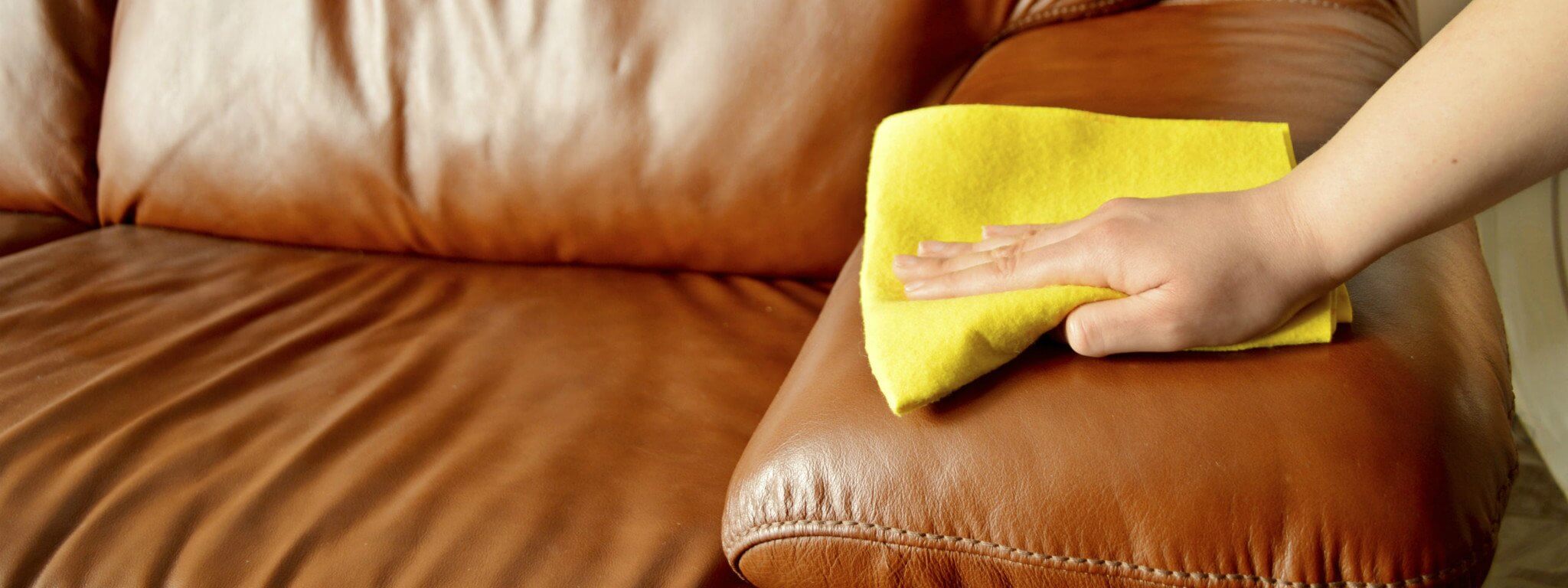 На заключительном этапе уборки следует очень тщательно убрать остатки соды с поверхности мебели 