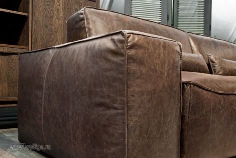 Диван в коричневых тонах - стены Диван в коричневых тонах