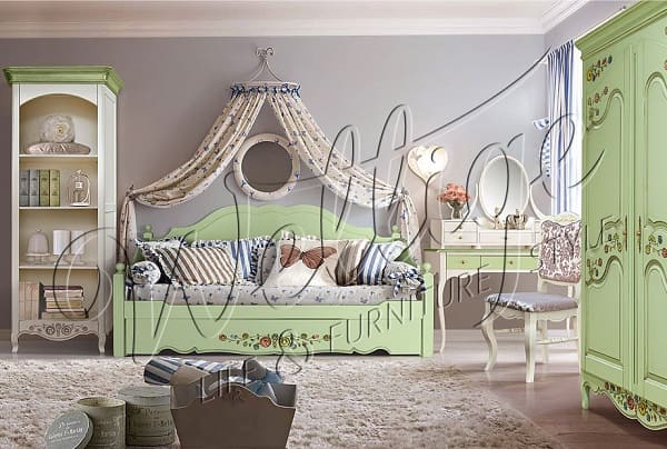 Детская комната в светлых тонах для мальчиков