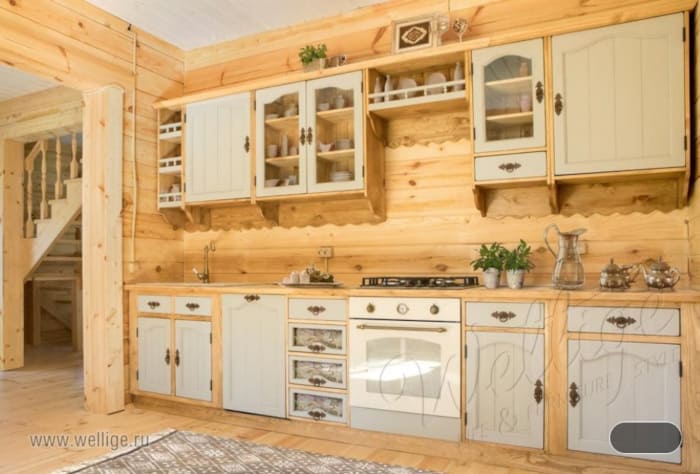 Кухонная мебель из натурального дерева