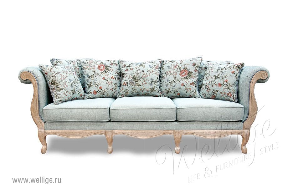 Диван в светлых тонах