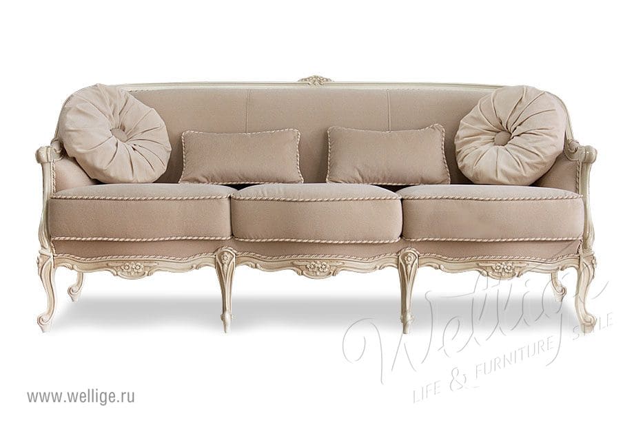 Диван в светлых тонах