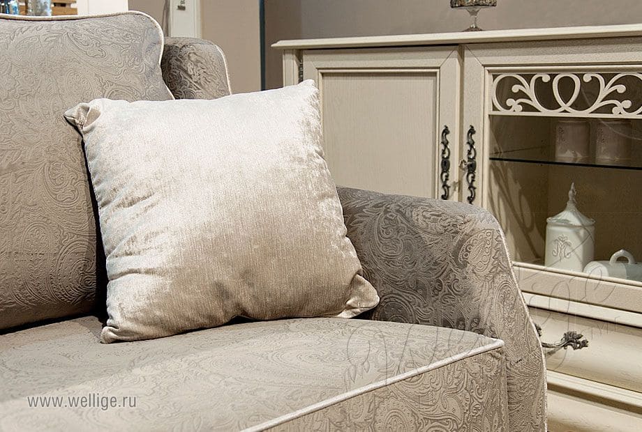 Диван в светлых тонах