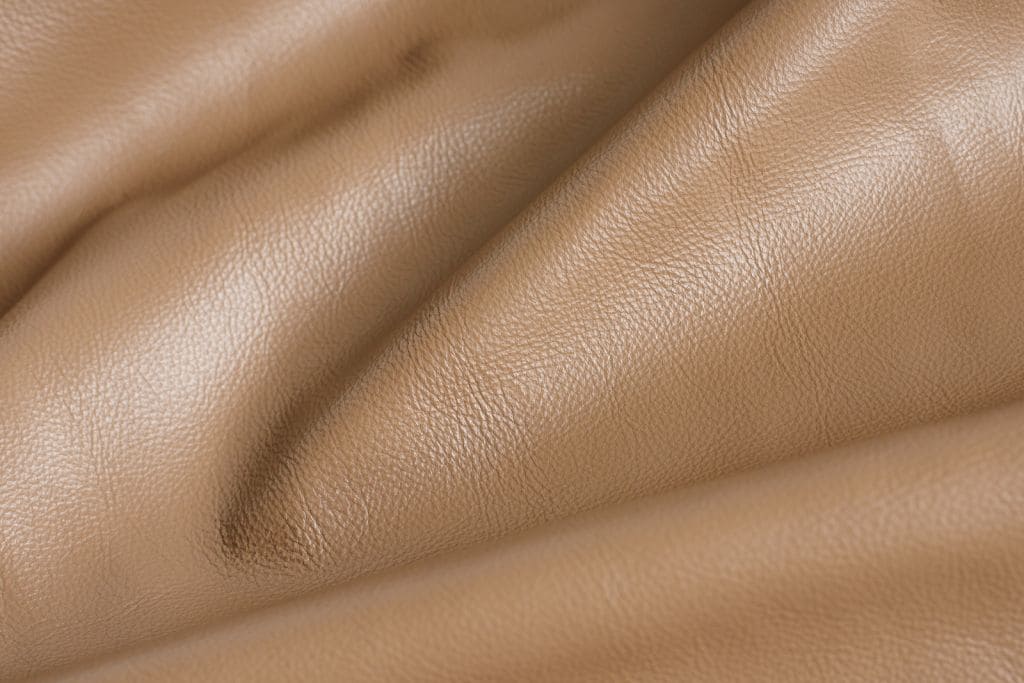 Диван в светлых тонах