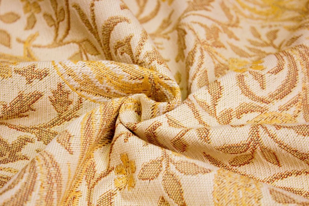 Диван в светлых тонах