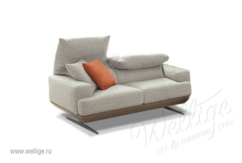 Диван в светлых тонах