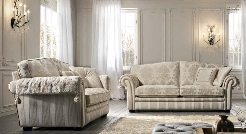 Диван в светлых тонах