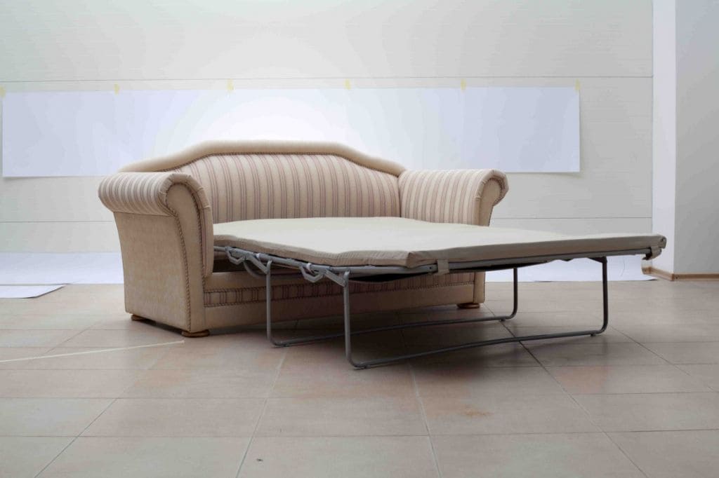 Диван в светлых тонах