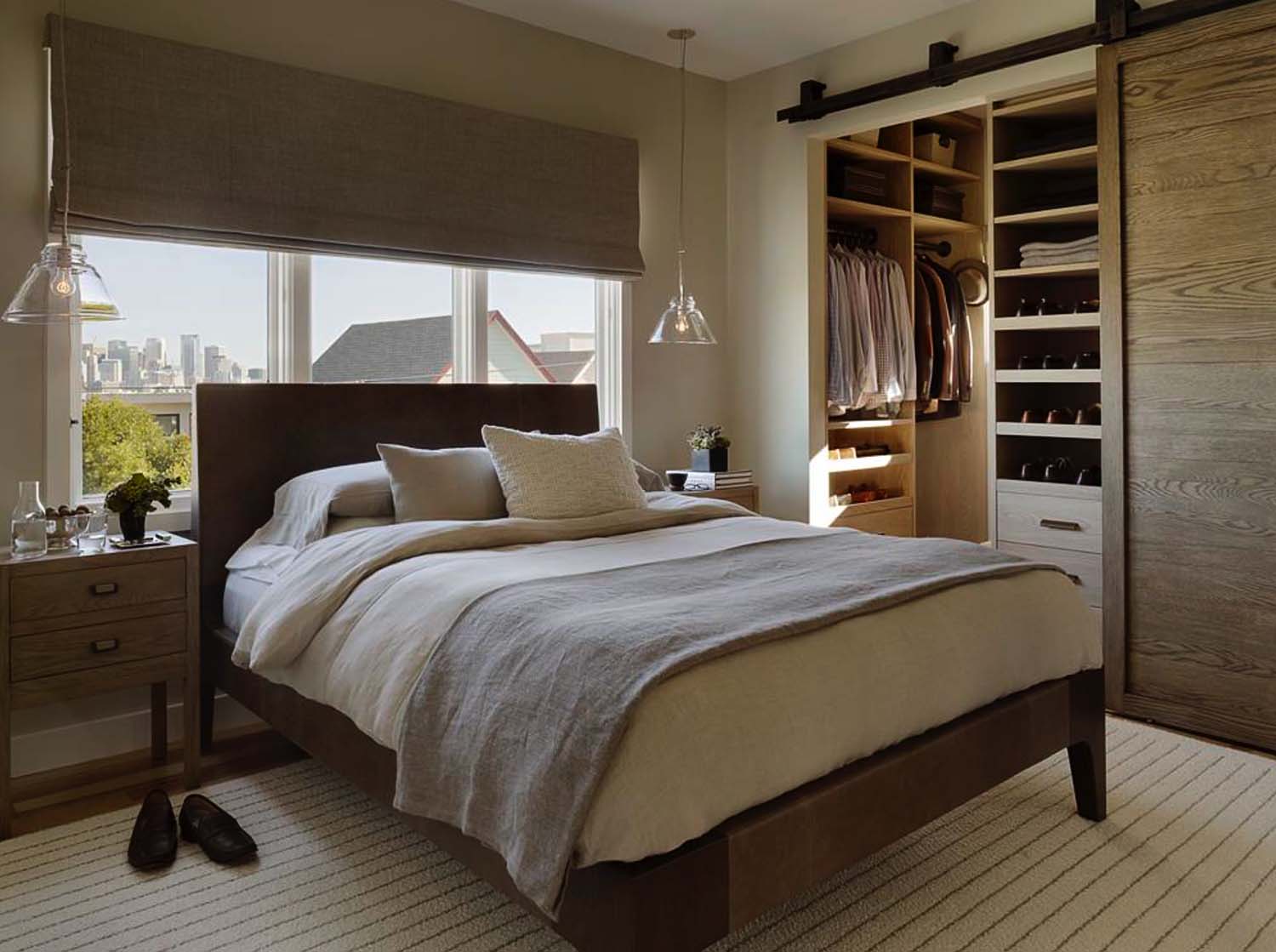 Как правильно обустроить гардеробную в спальне