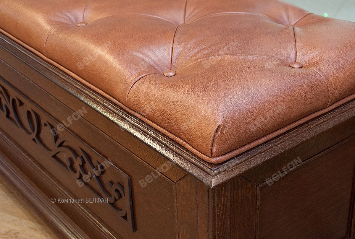 Напольный сундук из дерева в спальне Напольный сундук из дерева в спальне