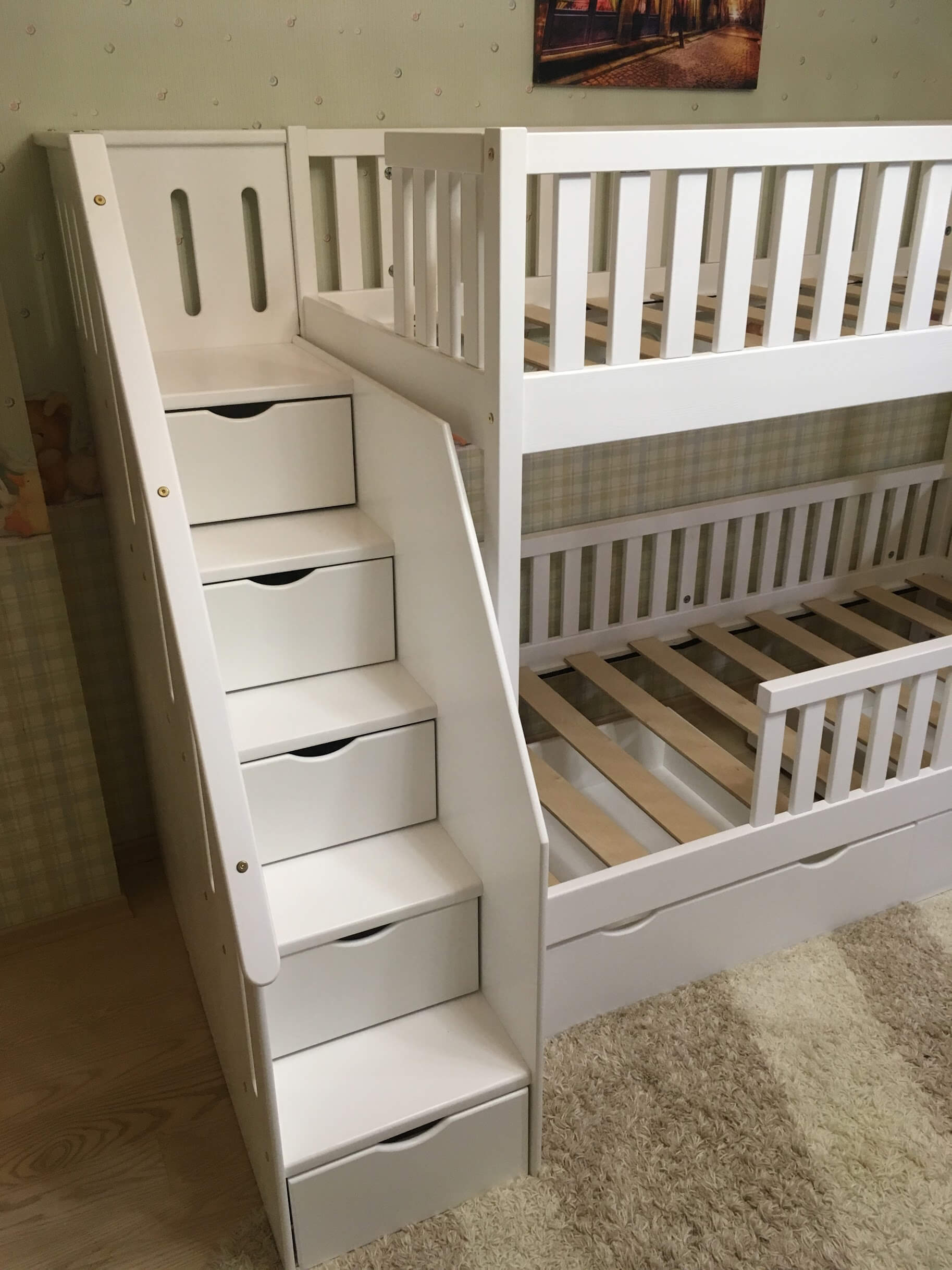 Детская двухъярусная кровать с лестницей-комодом