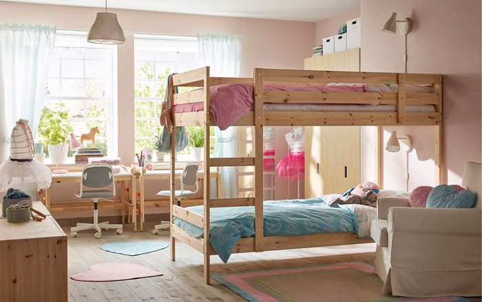 Большое помещение с двумя окнами