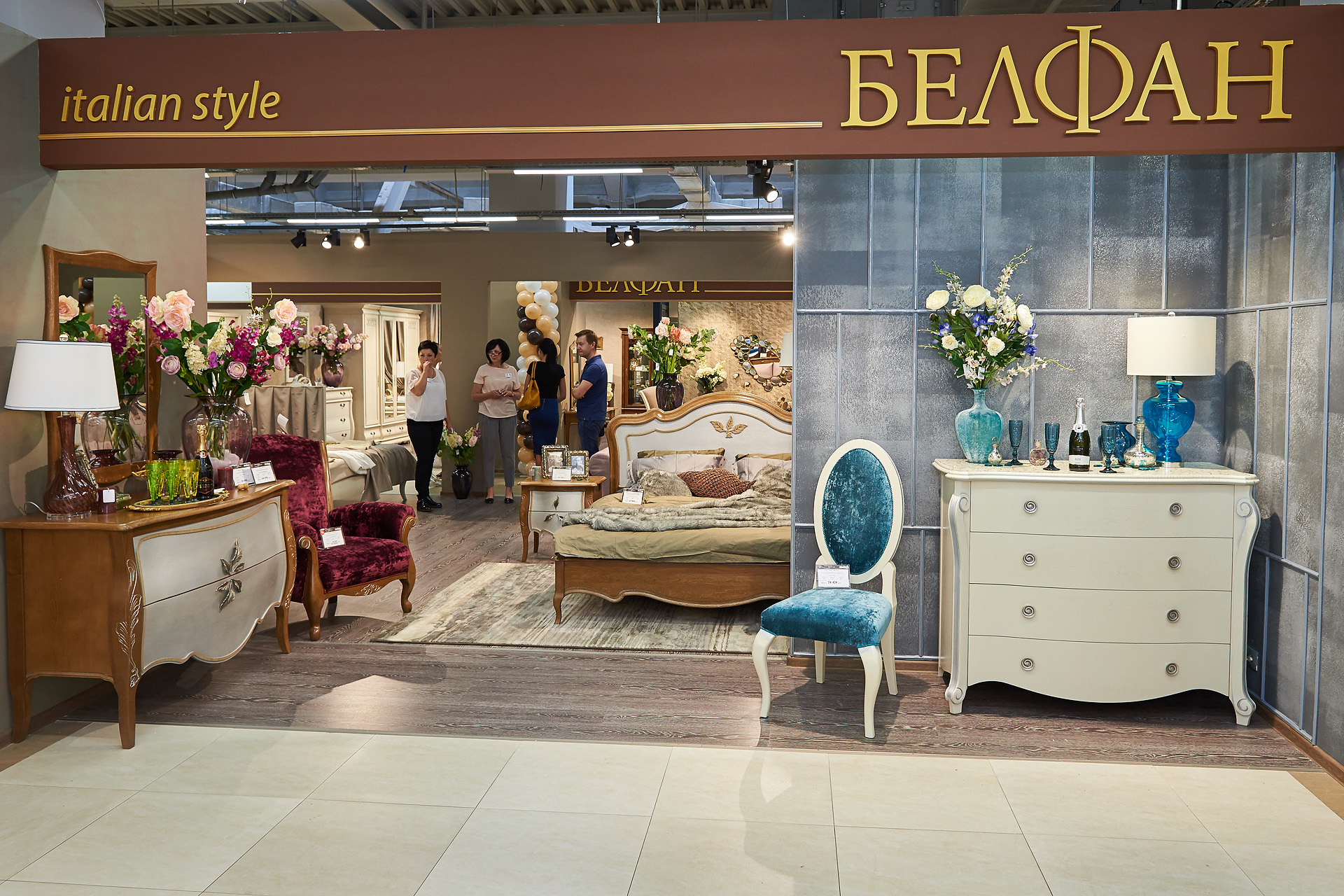 Вход в салон Белфан в МЦ ROOMER